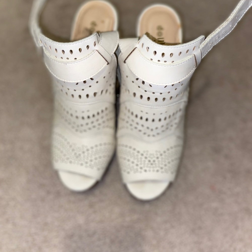 White opened toe wedges women’s size 5 1/2